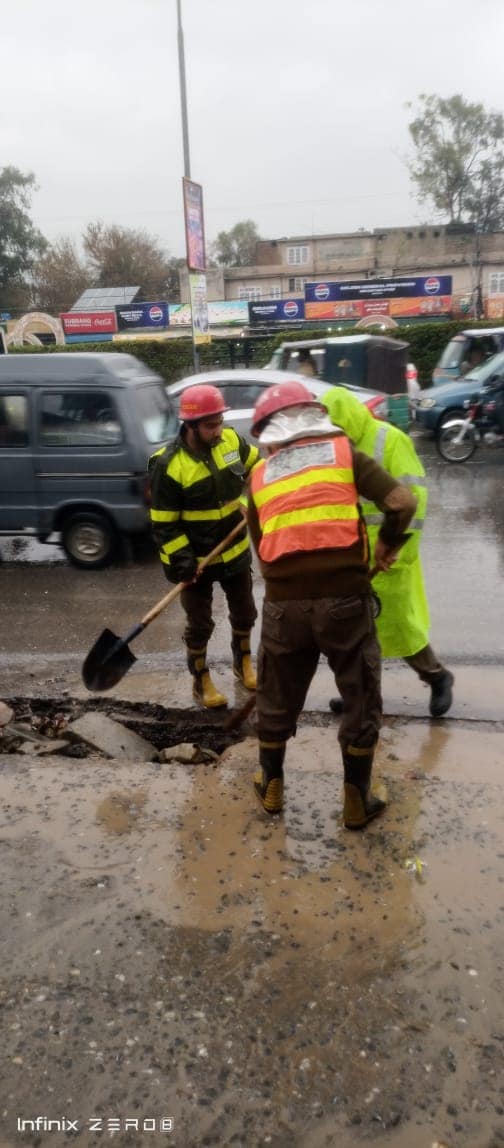 Rain relief activities: The relief activities of Rescue 1122 Peshawar are going on during the ongoing rain since last day. Rescue 1122 deployed disaster teams to remove the water in various areas